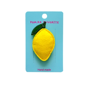 Fermaglio per capelli a forma di limone lavorato a mano per bambini in feltro giallo