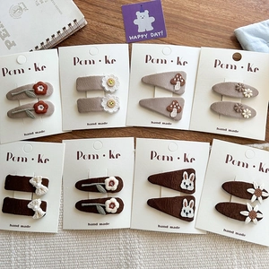 Lot de barrettes enfant brodées avec fleurs et lapins marrons sur fond bois