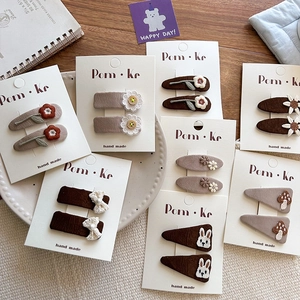 Détail d'un lot de 8 barrettes brodées à la main avec motifs lapin et fleurs