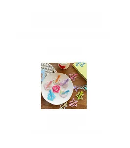 Détail de barrettes étoiles colorées, 4 cm de long, couleurs bonbon en acrylique