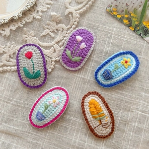 Set di 5 fermagli per capelli a fiori fatti all'uncinetto in colori vivaci su lino rustico