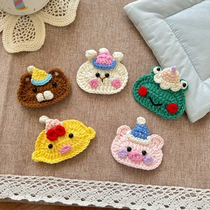 Vue détaillée de barrettes en crochet faites main avec motifs d'ours, lapin et cochon