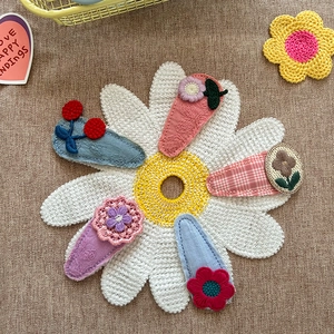 Detailansicht eines 5-teiligen Sets handbestickter BB-Haarclips aus Stoff für Kinder