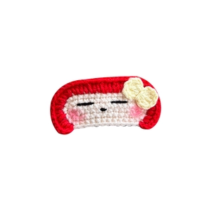 Barrette chat mignonne crochetée à la main avec bord rouge et nœud jaune sur blanc