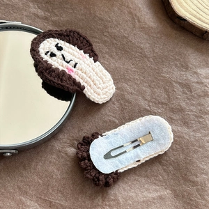 Barrette à cheveux tricotée main avec visage souriant et base de clip BB en métal