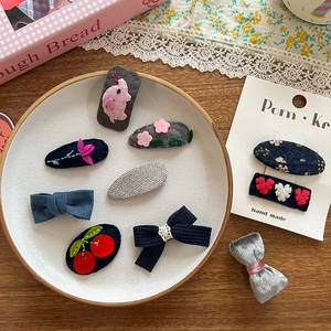 Lot de barrettes brodées à la main avec nœuds et animaux pour bébés sur plat