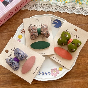 Trois paires de barrettes à fleurs et léopard avec pinces BB ovales assorties