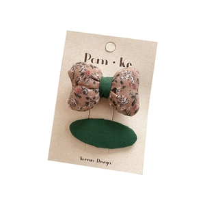 Ensemble de barrettes à fleurs et nœud sur carte de présentation style coréen