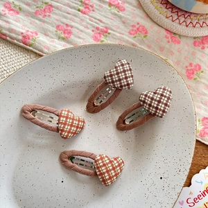 Lot de 4 barrettes à cheveux style coréen motif cœur sur un plateau en céramique