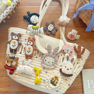 Sac à main tissé avec des broches d'animaux en peluche et des accessoires ours pour enfants