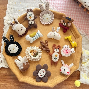 Broche Animale en Tissu Mignonne pour Enfants Filles Doux Ours Lapin Brodé Fait à la Main Accessoire de Vêtement Décoration Cadeau