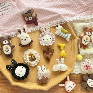 Broches artisanales en tissu animaux de dessin animé avec broderie ours et lapin