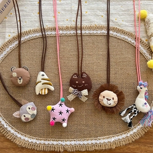 Collier Pendentif Animal en Tissu Fait à la Main pour Enfants Ours Lion Renard Étoile de Mer Licorne Ornement Suspendu Décoratif