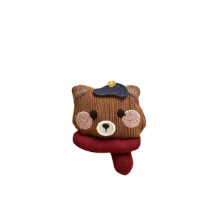 Ours brun tricoté avec chapeau bleu et écharpe rouge pour accessoires de bricolage
