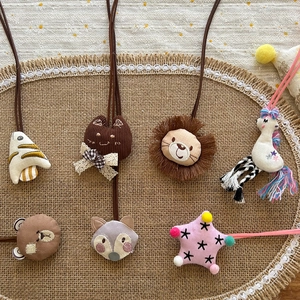 Pendentifs artisanaux en tissu avec animaux de dessin animé aux tons chauds et pastels