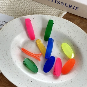 Barrettes à cheveux BB ovales colorées pour enfants présentées dans un plateau