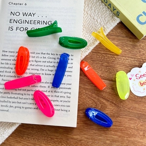 Set de barrettes à cheveux colorées pour enfants sur fond de livre de style vintage