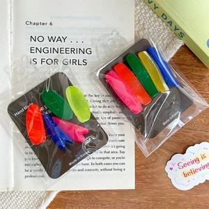 Barrettes à cheveux en résine colorée aux tons bonbon présentées dans leur emballage