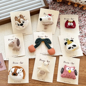 Vue détaillée de barrettes brodées d'animaux mignons sur des cartes de présentation Pomke