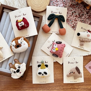 Barrettes à cheveux animaux en peluche faits main pour enfants sur plateau bois