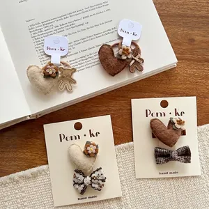 Handgemaakte gebreide haarelastiekjes en clips met hartjes en bloemen in koffiekleuren