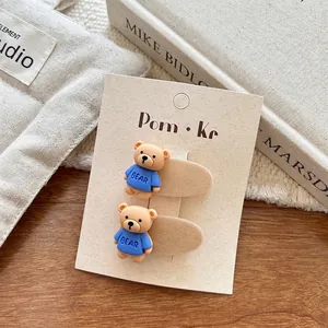 Detail von zwei süßen Bären-Haarspangen auf einer koreanischen Design-Karte