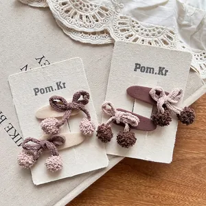 Barrettes à cheveux cerise en tissu pour filles avec nœud et pompons en laine