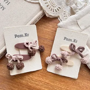 Détail de barrettes à cheveux cerise en tricot marron sur fond de style vintage