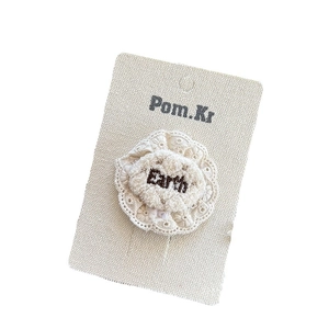 Elegante fermaglio per capelli in pizzo crema con ricamo Earth per bambine