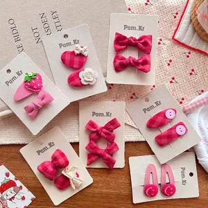 Coffret d'accessoires cheveux avec nœuds à carreaux rouges et fraises au crochet roses