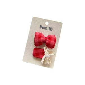 Lot de barrettes à cheveux à carreaux rouges et dentelle avec perles sur carte de luxe