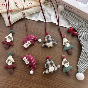 Addobbi natalizi fatti a mano in tessuto con alberi e cappelli a pois rossi