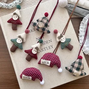 Set di accessori carini fatti a mano in tessuto con albero di Natale e cappello