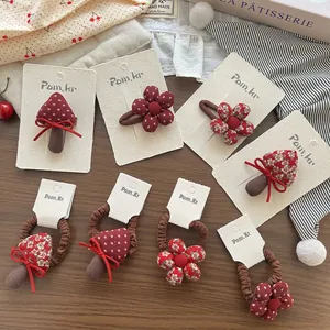 Set di accessori per capelli fatti a mano con fiori rossi e motivi a fungo per bimbe