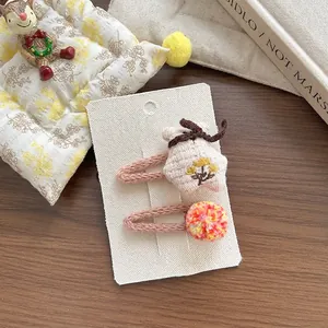 Détail de pince à cheveux ours et barrette pompon colorée pour filles sur carte