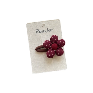 Fermaglio per capelli con fiore in tessuto bordeaux a pois e centro morbido