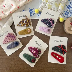 Barrettes à cheveux rétro avec nœuds en tissu fleuri pour filles sur fond de bois sombre