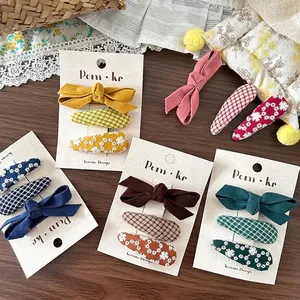 Lot de 3 barrettes en tissu brodé pour enfants avec fleurs et nœuds sur fond bois