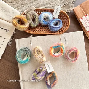 Chouchous tricotés duveteux colorés avec motifs aquarelle arc-en-ciel pour queue de cheval
