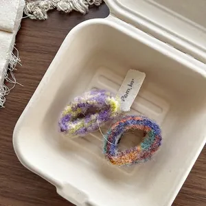 Détail de chouchous en peluche style peinture à l'huile dans un coffret cadeau