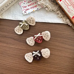 Douces Barrettes à Cheveux Fraises Tricotées à la Main en Fil avec Nœud Papillon Pinces à Bec de Canard pour Enfants et Filles