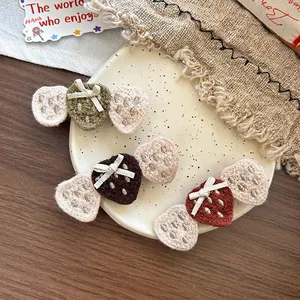 Barrette fraise en tricot faite main avec nœud en couleurs café, vert et rouge