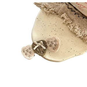 Barrette à cheveux au crochet faite main avec ailes vert olive et nœud beige sur lin
