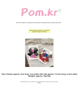 Détail de pinces à cheveux à nœud écossais pour enfants avec texture en tissu et bouton