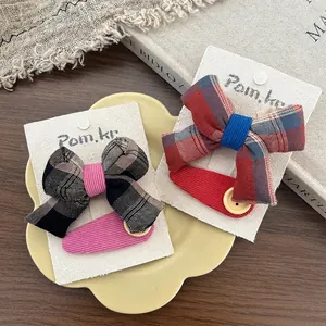Barrettes à cheveux à nœuds en tissu quadrillé avec boutons sur carte de présentation