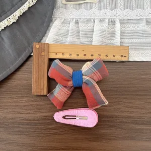 Détail du nœud papillon en tissu à carreaux de 7cm et de la barrette BB rose pour filles