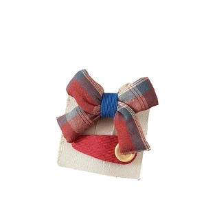 Set de barrettes enfant avec nœud à carreaux et bouton jaune sur carte de présentation