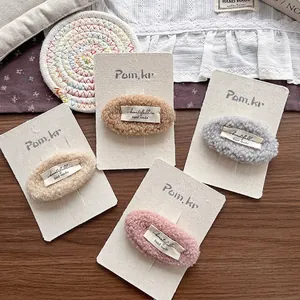 Set mit vier süßen Lammwolle-Haarspangen in Creme, Braun, Grau und Rosa Tönen