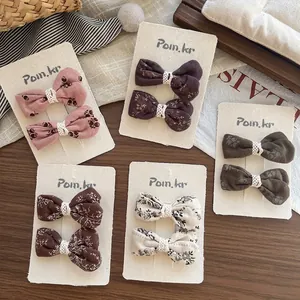 Cinque paia di fermagli per capelli con fiocchi floreali e a pois con pizzi bianchi