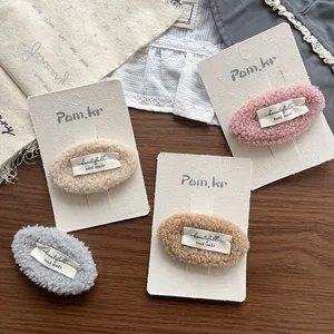 Detailansicht der weichen Lammwolle-Haarspangen in Beige Rosa und Braun Texturen